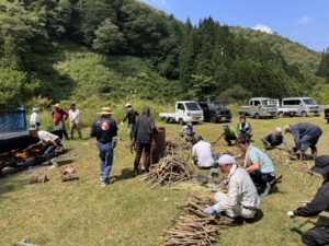 竹茹で作業と、炭作り(上清内路)