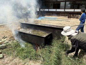 竹を茹でる(下清内路の様子)